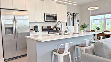 Departamento Premier, patio, vista al lago | Cocina privada | Refrigerador, microondas, horno y parrilla de estufa