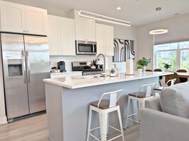 Apartamento Premier, patio, vistas al lago | Cocina privada | Frigorífico, microondas, horno y placa de cocina