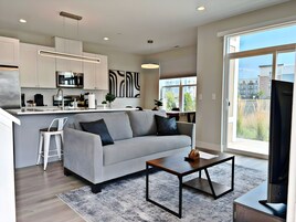 Apartamento Premier, patio, vistas al lago | Zona de estar | Televisión de 55 pulgadas con canales digitales, servicios de streaming