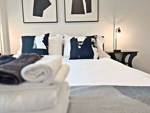 Premier Apartment, Patio, Lake View | Desk, iron/ironing board, free WiFi - Modern 4BR with Parking - WV rep 4 (Warrenville)