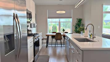 Premier Apartment, Patio, Lake View | Private kitchen | Fridge, microwave, oven, stovetop