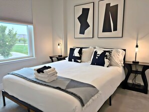 Combined shower/bathtub, free toiletries, hair dryer, towels