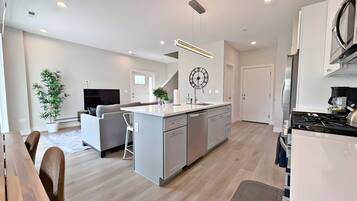 Premier Apartment, Patio, Lake View | Private kitchen | Fridge, microwave, oven, stovetop