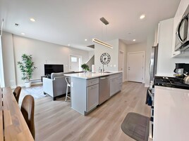 Apartamento Premier, patio, vistas al lago | Cocina privada | Frigorífico, microondas, horno y placa de cocina