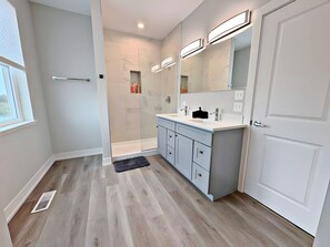 Departamento Premier, patio, vista al lago | Baño | Tina con regadera, amenidades de baño gratuitas, secadora de cabello 