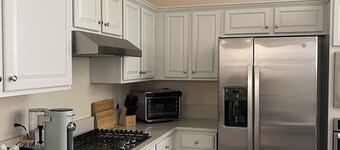 Newer, Modern 3BR Home w/Amazing Pool, & Backyard Retreat / Central AC and Heat