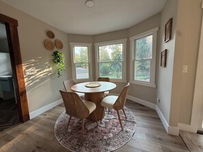 Dining - Stay & Play - Walk to lake & short drive to slopes (Boyne City)