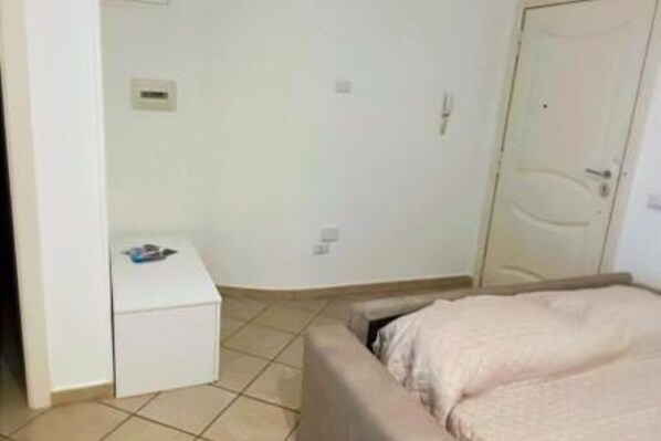 1 habitación, tabla de planchar con plancha, internet y ropa de cama 