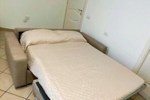 1 bedroom, iron/ironing board, internet, bed sheets