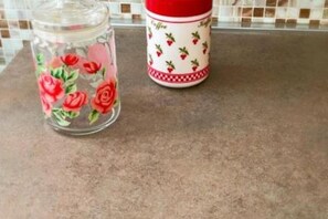 Douche, séchoir à cheveux, bidet, serviettes fournies