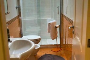 Douche, séchoir à cheveux, bidet, serviettes fournies