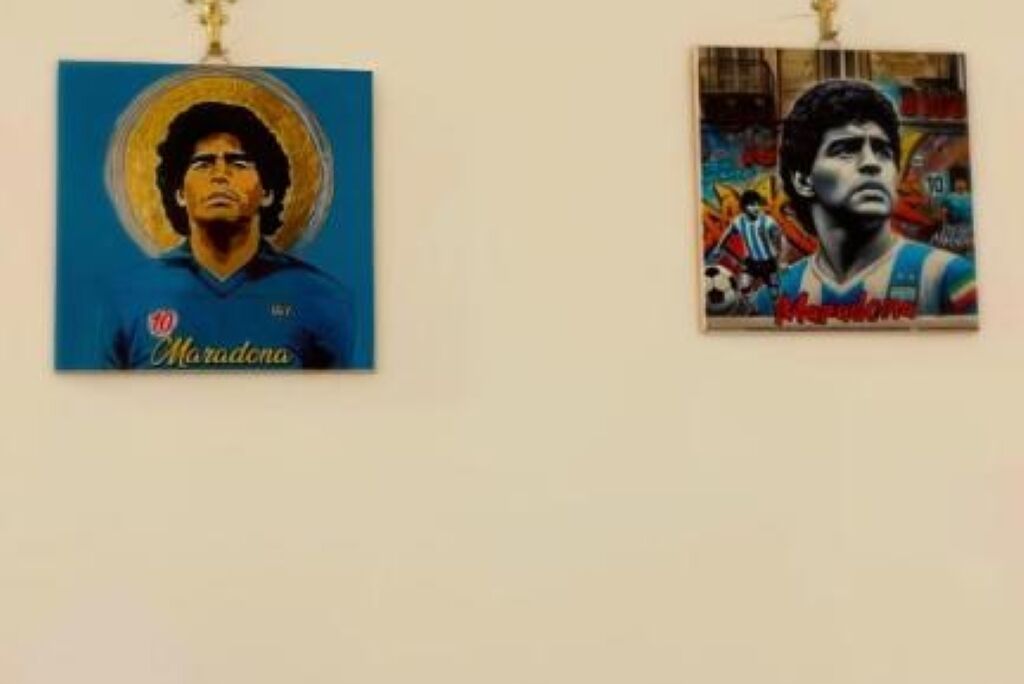 Due opere d'arte incorniciate appese a una parete.