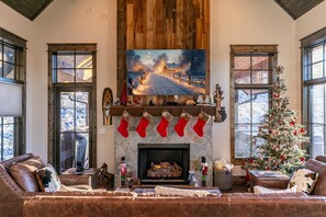 Smart TV, fireplace
