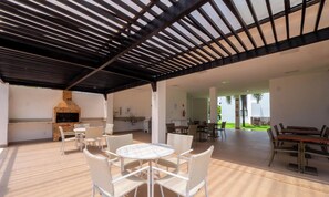 Outdoor dining - Aptin Condo With Pool at Praia do Forte Ipf0201 (Mata de São João)