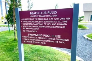 A sign with beach club and swimming pool rules. - Jesselton Quay - Sunset Ocean View Apartments by Quality Home Living (Kota Kinabalu)