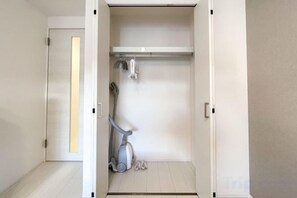 Une salle de bain avec une douche, des toilettes et un porte-serviettes.