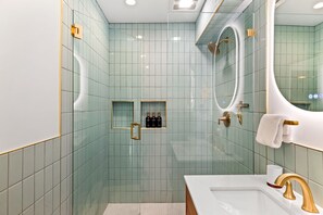 Hair dryer, towels, soap, toilet paper - Luxury Waterview Home l Work-Friendly Retreat (Seattle)