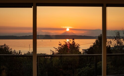 Luxury Waterview Home l Work-Friendly Retreat