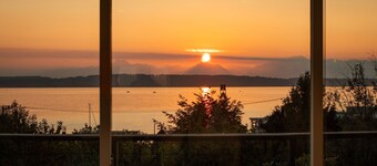 Luxury Waterview Home l Work-Friendly Retreat