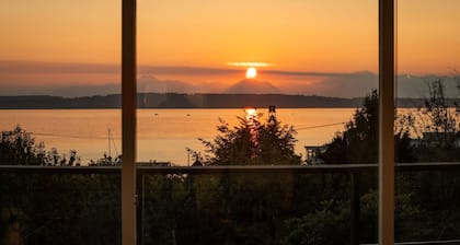 Luxury Waterview Home l Work-Friendly Retreat