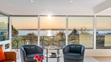 Smart TV, chimenea y oficina