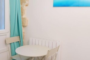 Room - Chic & Modern Studio in Centre Paris Rambuteau (Paris)