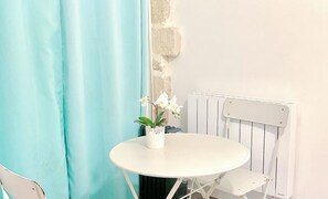 Dining - Chic & Modern Studio in Centre Paris Rambuteau (Paris)