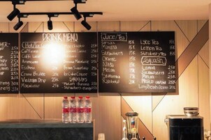Un menú de bebidas con diferentes opciones y precios.