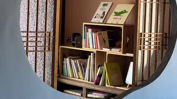 Vista circolare di una stanza con una libreria in legno piena di libri e una piccola lavagna.