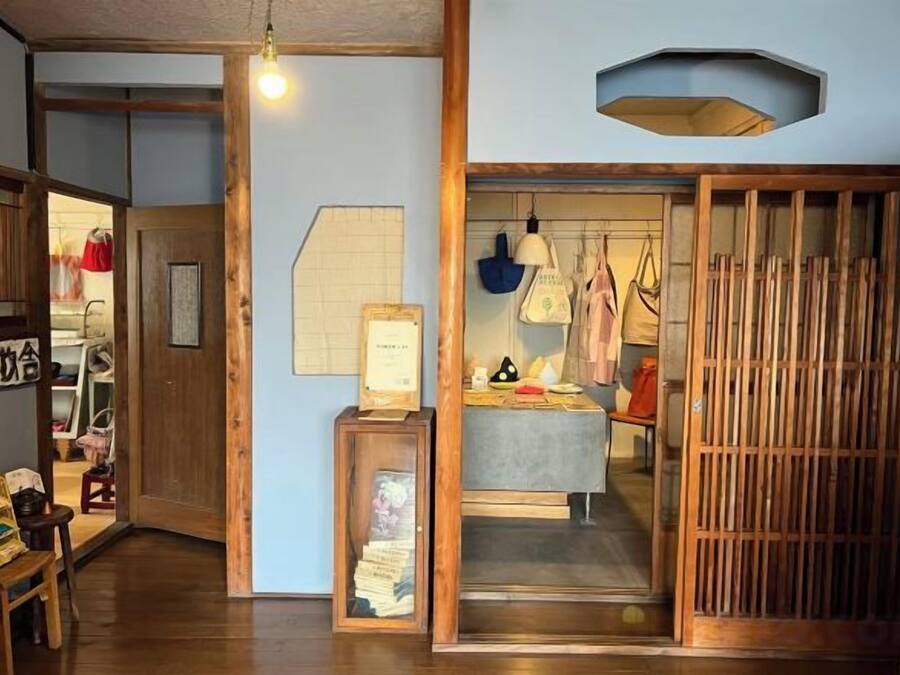 Een traditioneel Japans interieur met schuifdeuren, een receptiebalie en een etalage met producten.