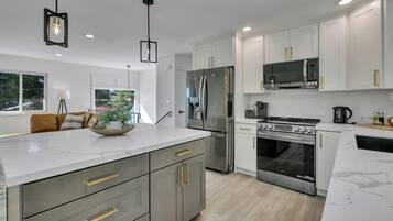 Microondas, horno, parrilla de estufa y lavavajillas