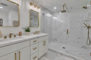 Douche, serviettes fournies, savon, papier toilette