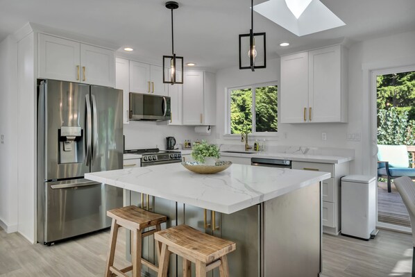 Microwave, oven, stovetop, dishwasher - Stylish Bellevue Retreat (Bellevue)