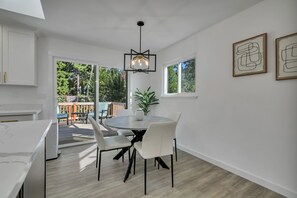 Dining - Stylish Bellevue Retreat (Bellevue)