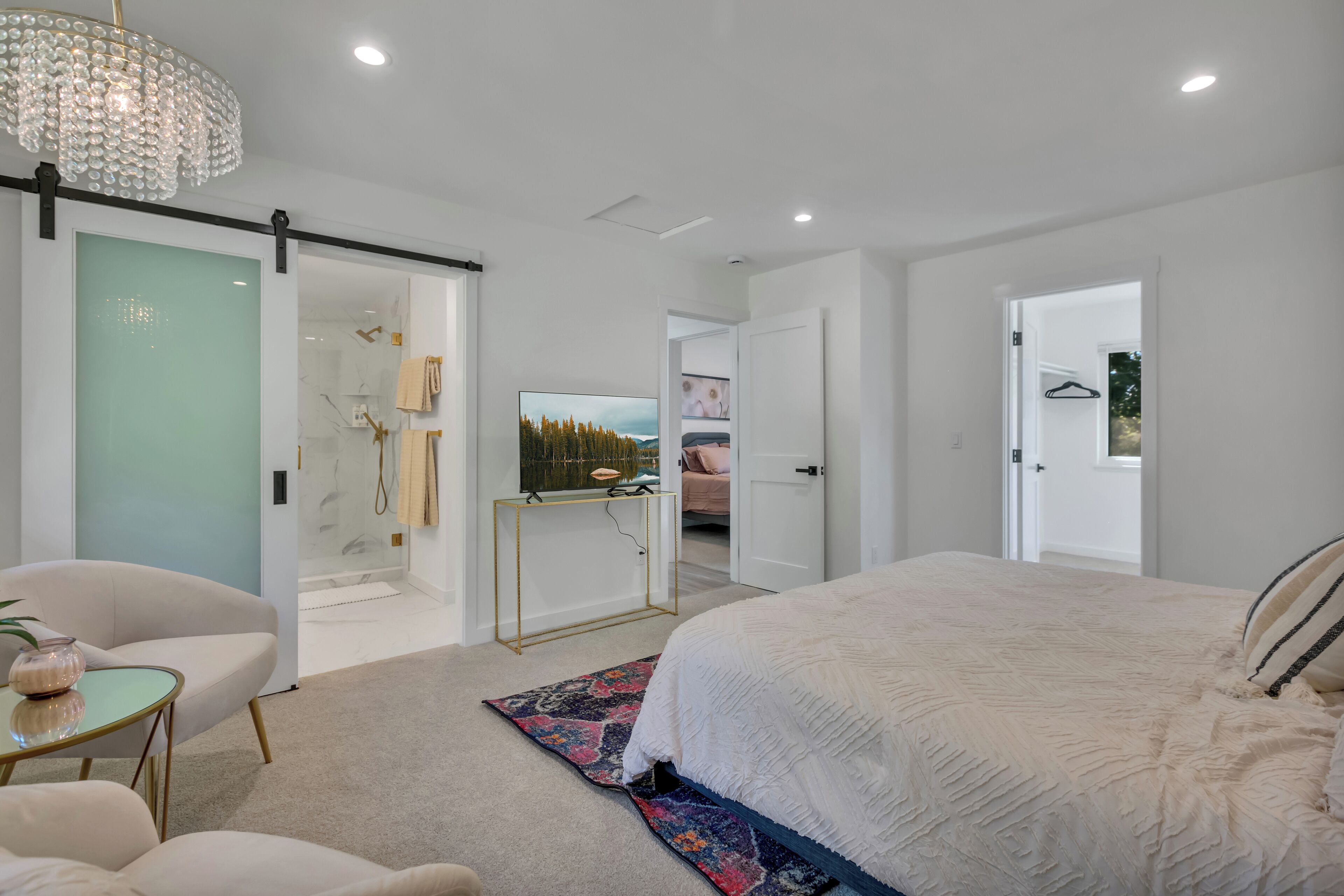 4 bedrooms, iron/ironing board, WiFi, bed sheets