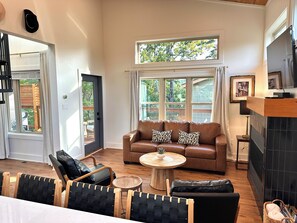 Smart TV, chimenea y libros 
