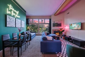 TV, fireplace