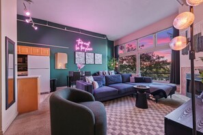 TV, fireplace