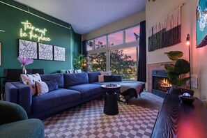 TV, fireplace
