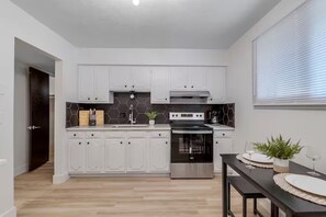 ثلاجة، ميكروويف، فرن، موقد طهي مسطح