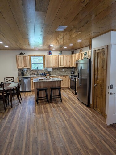 Brand new awesome 2-bedroom Guest House located in charming Waynesville.