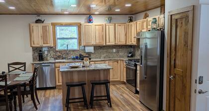 Brand new awesome 2-bedroom Guest House located in charming Waynesville.
