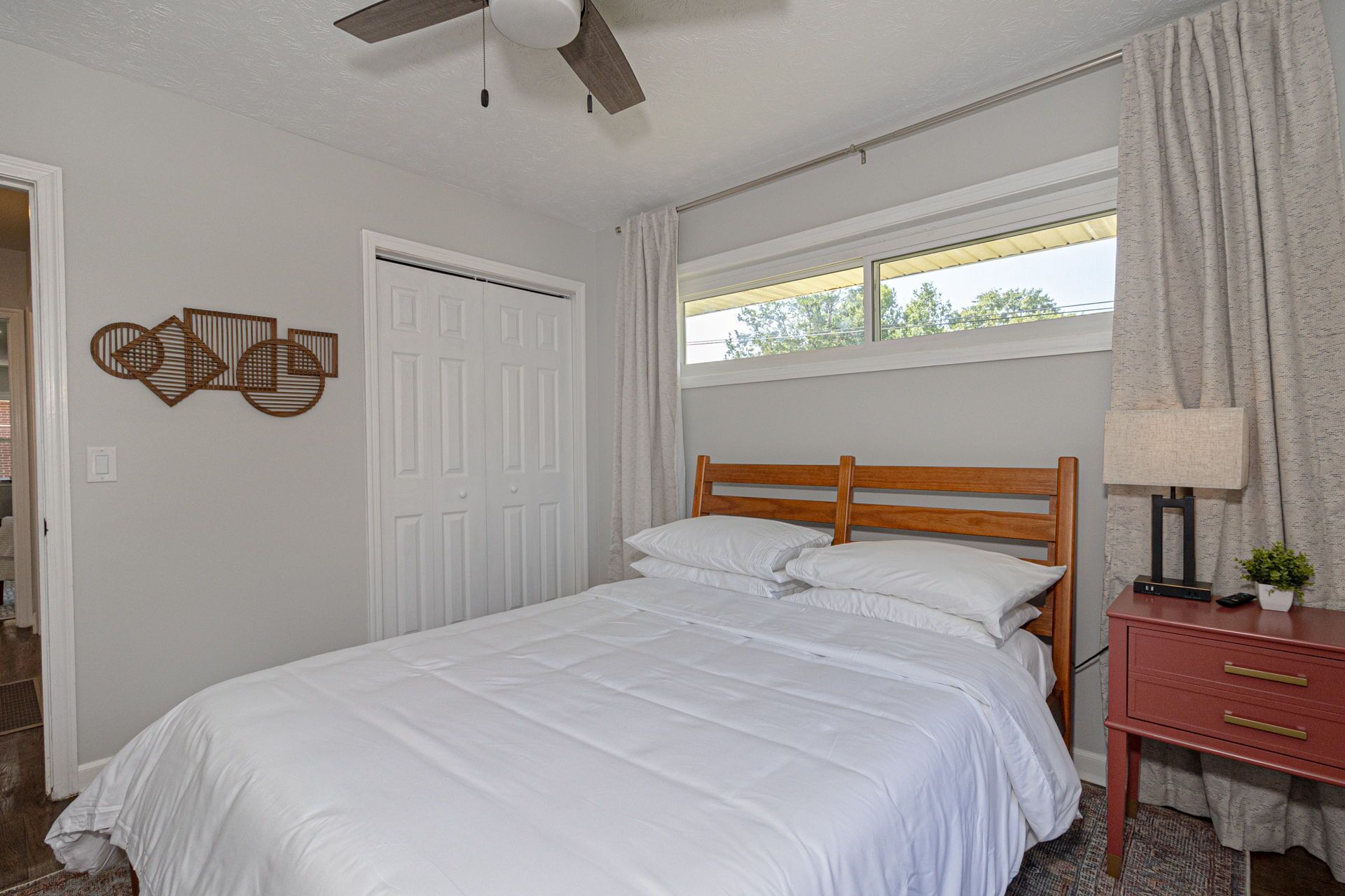 3 bedrooms, iron/ironing board, WiFi, bed sheets