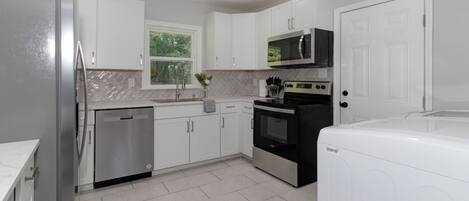 Microondas, horno, placa de cocina y lavavajillas