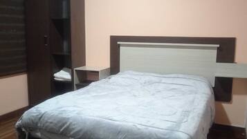 Tabla de planchar con plancha, wifi y ropa de cama