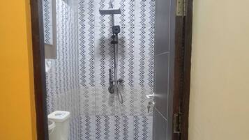 Regadera, secadora de cabello, toallas, jabón