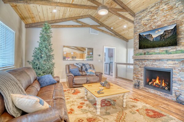 TV, fireplace - Mountain View: Charming 3-bedroom house in Groveland with AC (Groveland)