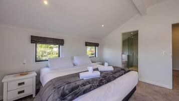 5 bedrooms, iron/ironing board, internet, bed sheets