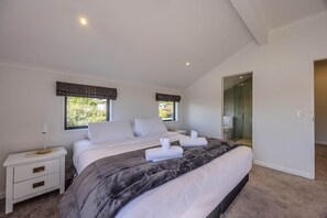 5 bedrooms, iron/ironing board, Internet, bed sheets - Spacious Central Wanaka Home - Perfect for Families - Walk to Lake & Town (Wānaka)