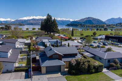 Charming Central Wanaka Home with Mountain Views, 5 minute walk to Lake & Town